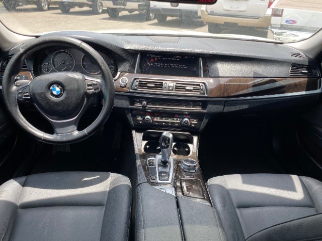BMW 528i Vehicle Full-screen Gallery Image 06