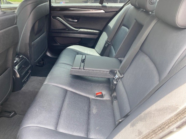 BMW 528i Vehicle Full-screen Gallery Image 07