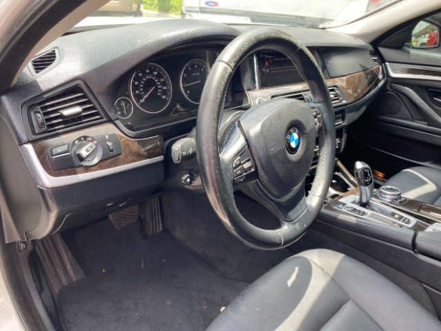 BMW 528i Vehicle Full-screen Gallery Image 09
