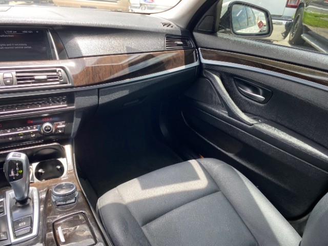 BMW 528i Vehicle Full-screen Gallery Image 10
