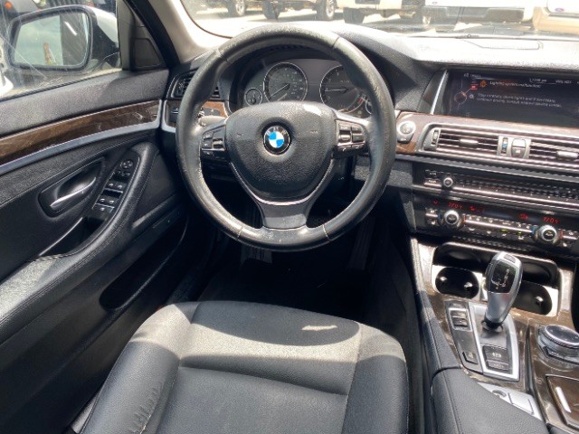 BMW 528i Vehicle Full-screen Gallery Image 11