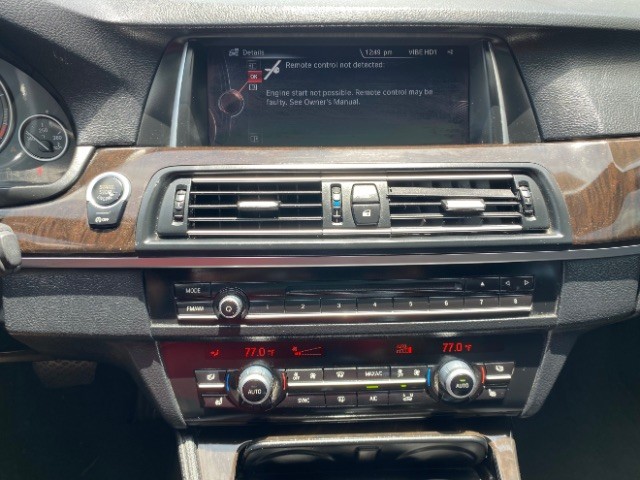 BMW 528i Vehicle Full-screen Gallery Image 13