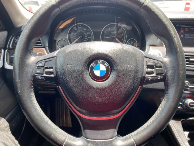 BMW 528i Vehicle Full-screen Gallery Image 14