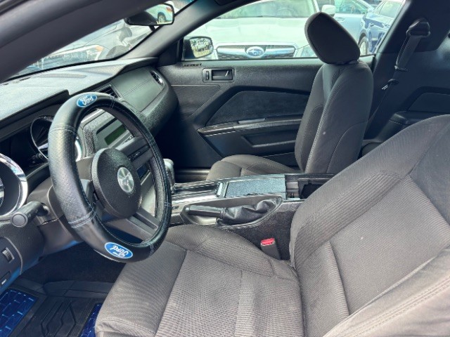 Ford Mustang Vehicle Full-screen Gallery Image 06