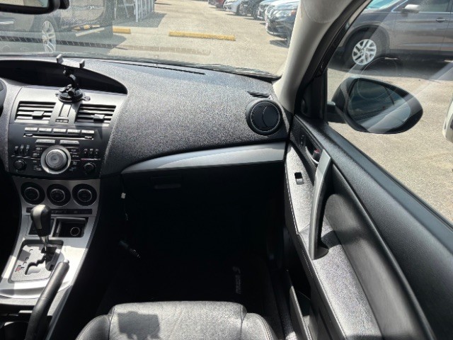 Mazda Mazda3 Sedan Vehicle Full-screen Gallery Image 09
