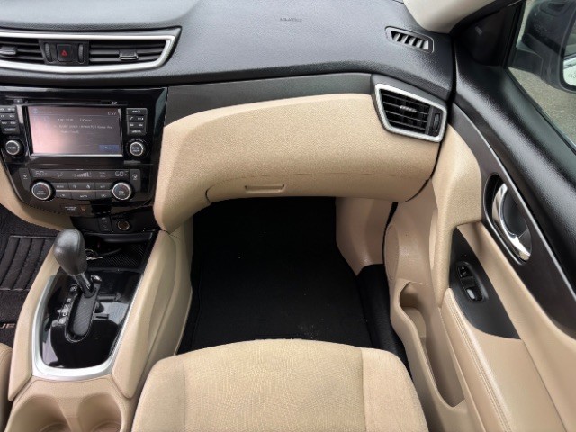 Nissan Rogue Vehicle Full-screen Gallery Image 09