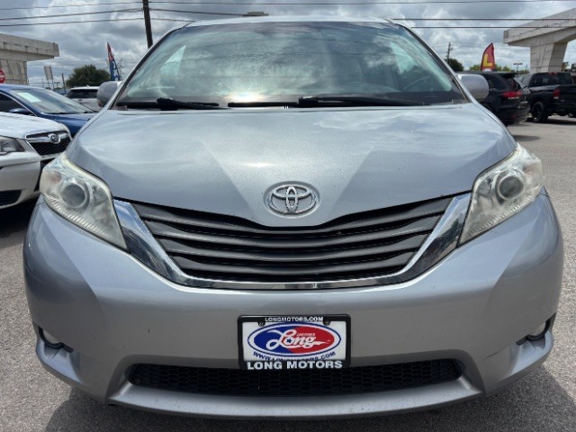 Toyota Sienna Vehicle Full-screen Gallery Image 02
