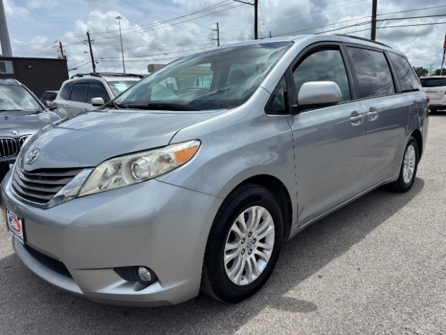 Toyota Sienna Vehicle Full-screen Gallery Image 03