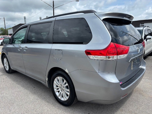 Toyota Sienna Vehicle Full-screen Gallery Image 04