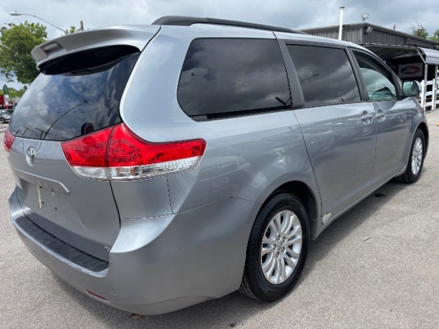Toyota Sienna Vehicle Full-screen Gallery Image 05