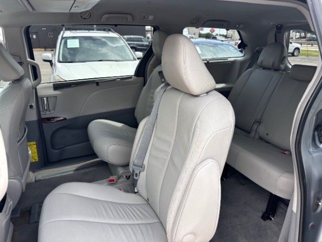 Toyota Sienna Vehicle Full-screen Gallery Image 06