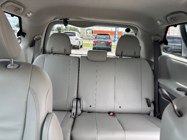 Toyota Sienna Vehicle Full-screen Gallery Image 07