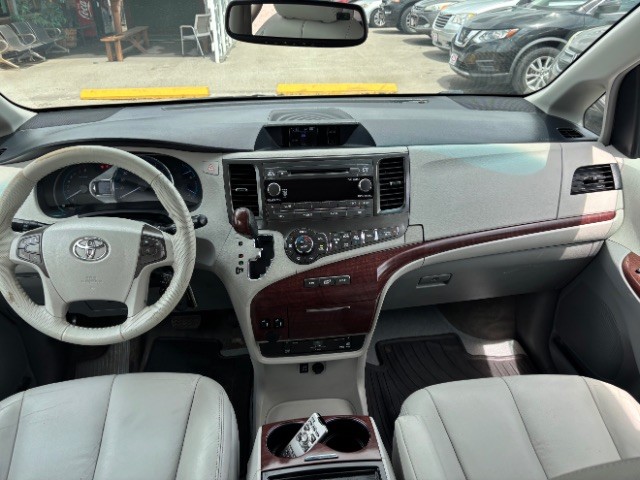 Toyota Sienna Vehicle Full-screen Gallery Image 08