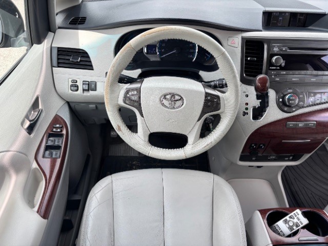 Toyota Sienna Vehicle Full-screen Gallery Image 09