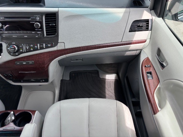 Toyota Sienna Vehicle Full-screen Gallery Image 10