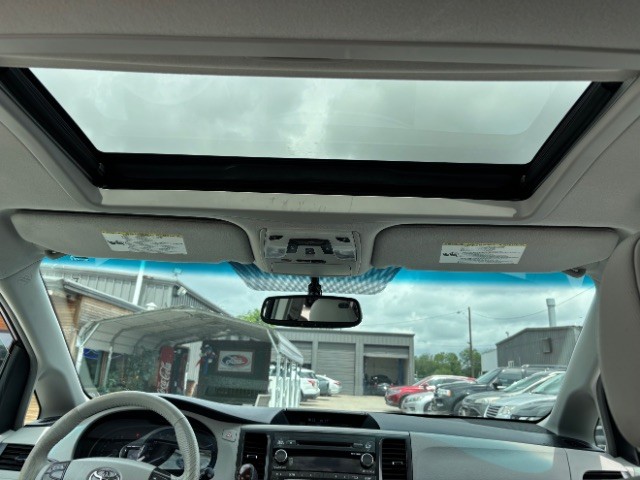 Toyota Sienna Vehicle Full-screen Gallery Image 11