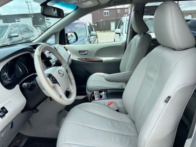 Toyota Sienna Vehicle Full-screen Gallery Image 12