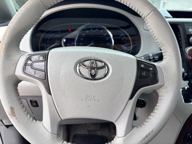Toyota Sienna Vehicle Full-screen Gallery Image 13