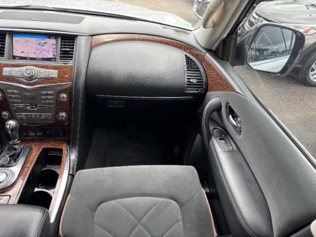 Nissan Armada Vehicle Full-screen Gallery Image 10