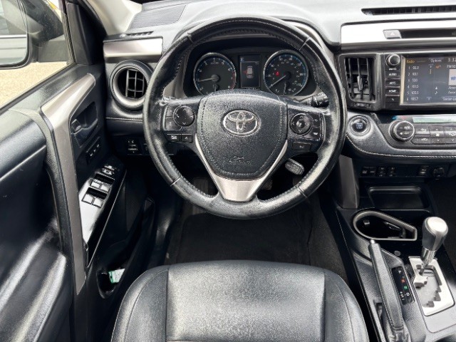 Toyota RAV4 Vehicle Full-screen Gallery Image 09