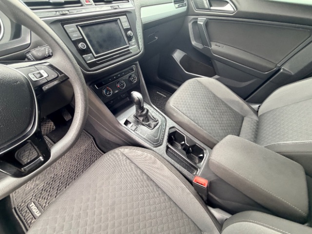 Volkswagen Tiguan Vehicle Full-screen Gallery Image 09