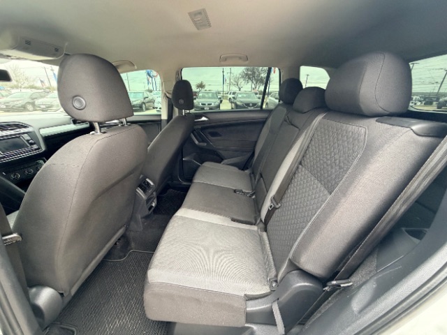 Volkswagen Tiguan Vehicle Full-screen Gallery Image 11