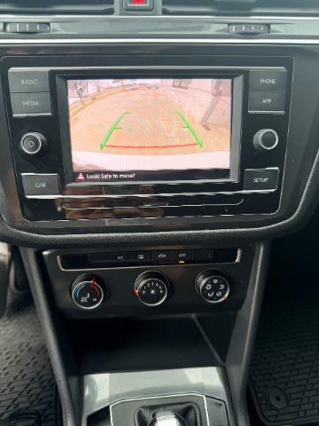 Volkswagen Tiguan Vehicle Full-screen Gallery Image 13