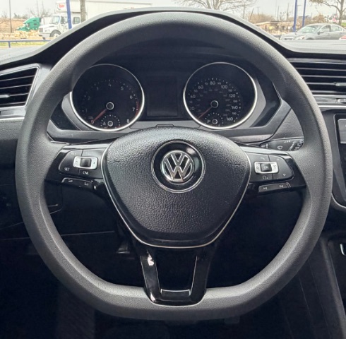 Volkswagen Tiguan Vehicle Full-screen Gallery Image 14