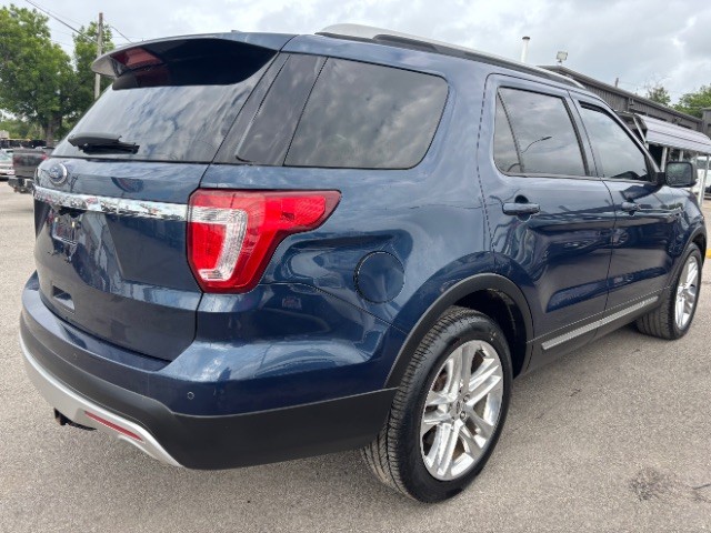 Ford Explorer Vehicle Full-screen Gallery Image 05