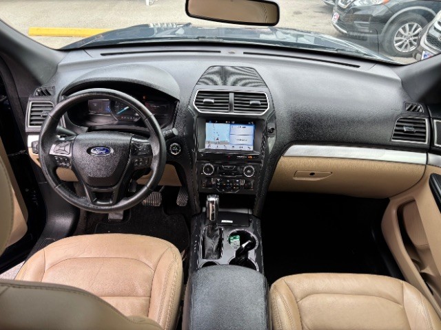 Ford Explorer Vehicle Full-screen Gallery Image 07