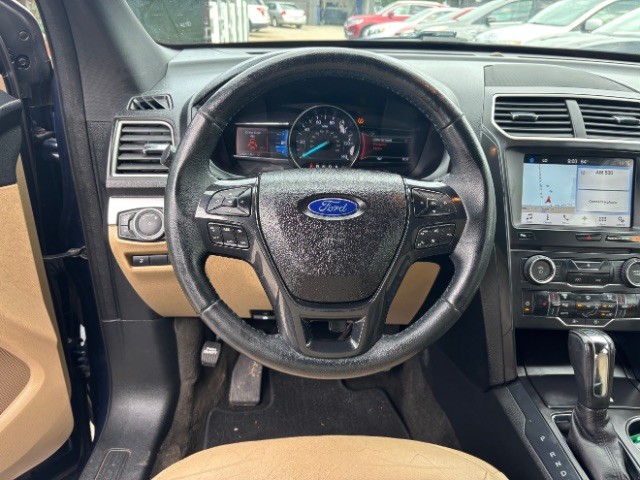 Ford Explorer Vehicle Full-screen Gallery Image 08