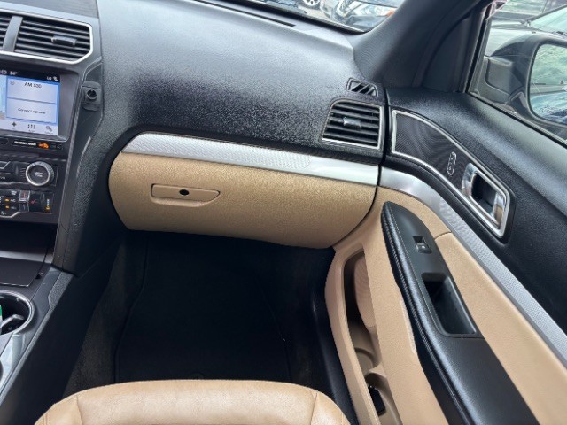 Ford Explorer Vehicle Full-screen Gallery Image 09