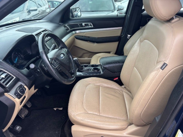 Ford Explorer Vehicle Full-screen Gallery Image 10