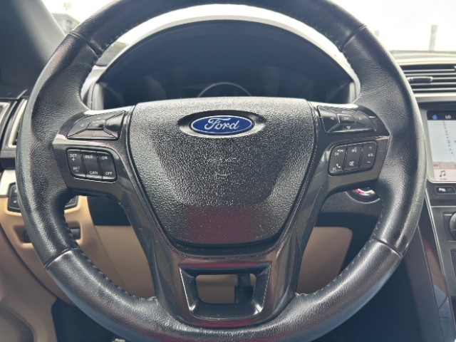 Ford Explorer Vehicle Full-screen Gallery Image 12