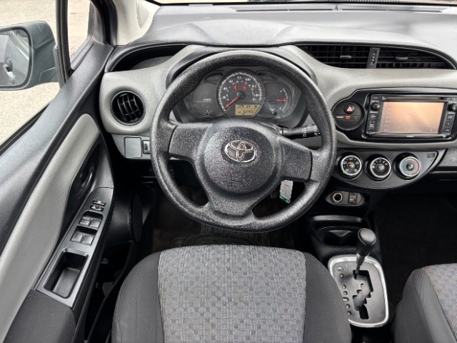 Toyota Yaris Vehicle Full-screen Gallery Image 08