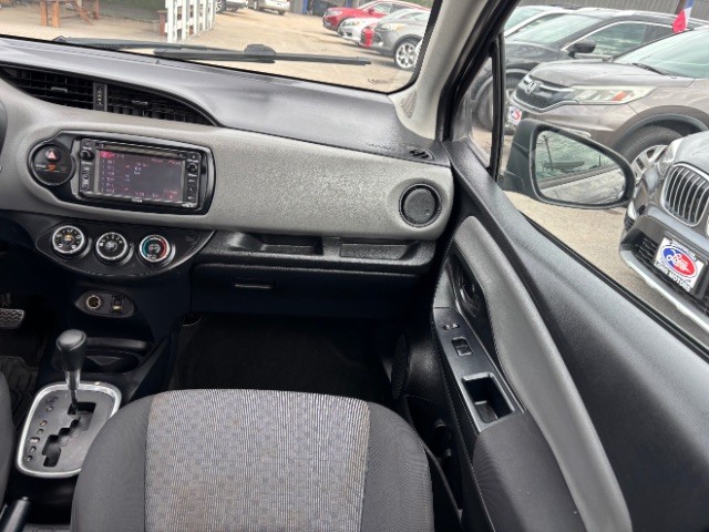 Toyota Yaris Vehicle Full-screen Gallery Image 09