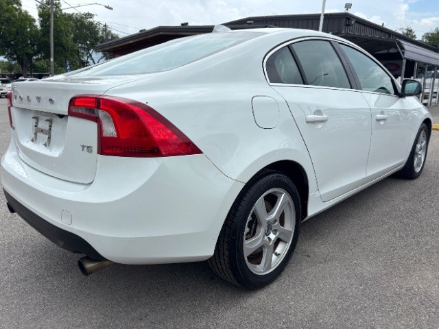 Volvo S60 Vehicle Full-screen Gallery Image 05