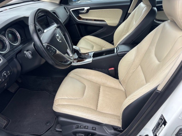 Volvo S60 Vehicle Full-screen Gallery Image 11