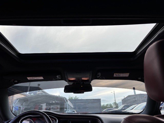 Dodge Challenger Vehicle Full-screen Gallery Image 11