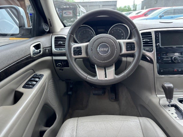 Jeep Grand Cherokee Vehicle Full-screen Gallery Image 20