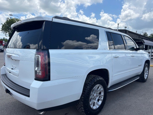 GMC Yukon XL Vehicle Full-screen Gallery Image 05