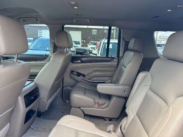 GMC Yukon XL Vehicle Full-screen Gallery Image 06