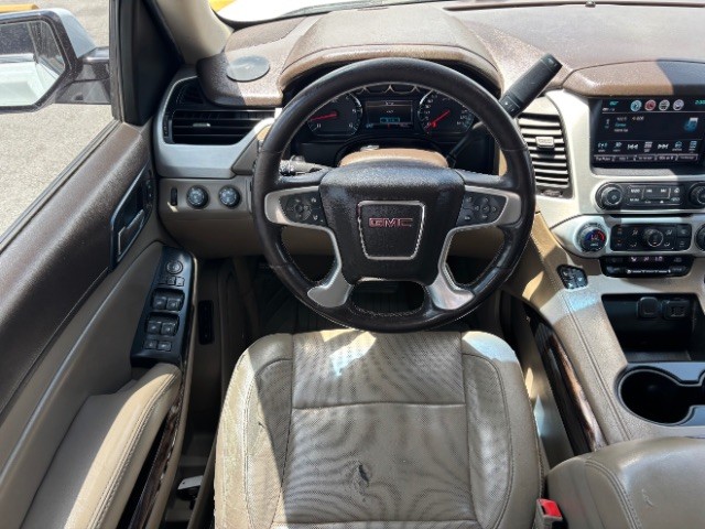 GMC Yukon XL Vehicle Full-screen Gallery Image 09