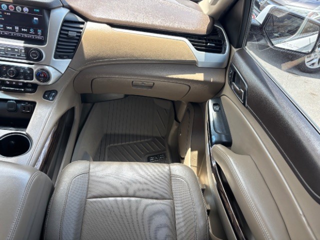 GMC Yukon XL Vehicle Full-screen Gallery Image 10
