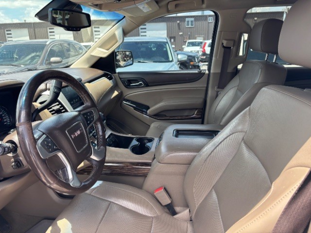 GMC Yukon XL Vehicle Full-screen Gallery Image 12
