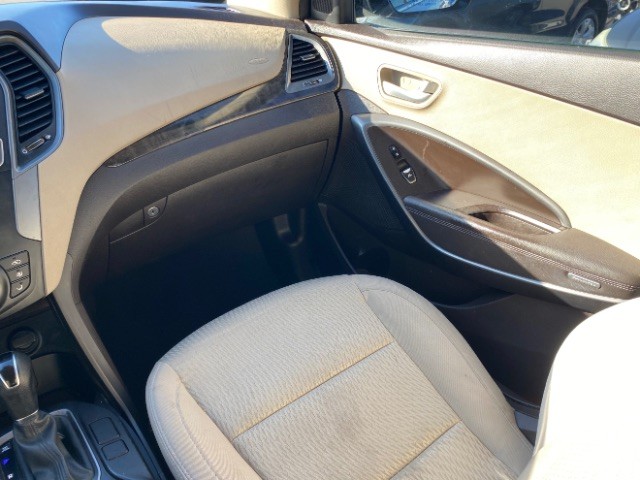 Hyundai Santa Fe Sport Vehicle Full-screen Gallery Image 09