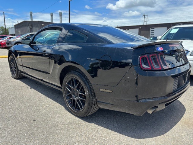 Ford Mustang Vehicle Full-screen Gallery Image 04