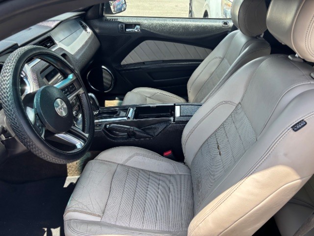 Ford Mustang Vehicle Full-screen Gallery Image 06