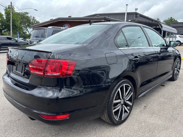 Volkswagen Jetta Sedan Vehicle Full-screen Gallery Image 05