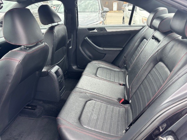 Volkswagen Jetta Sedan Vehicle Full-screen Gallery Image 06
